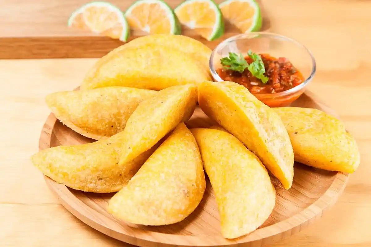 Empanadas Colombianas (Carne, Pollo, o Queso)